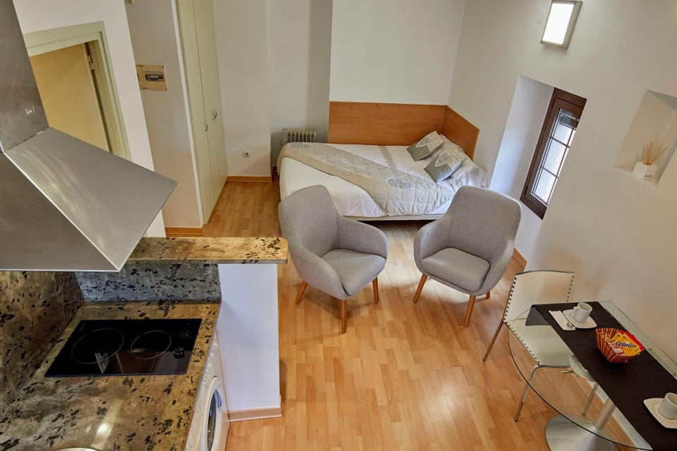 Bed, Coffee/tea facilities, Living room, Seating area, Dining area, Bedroom
