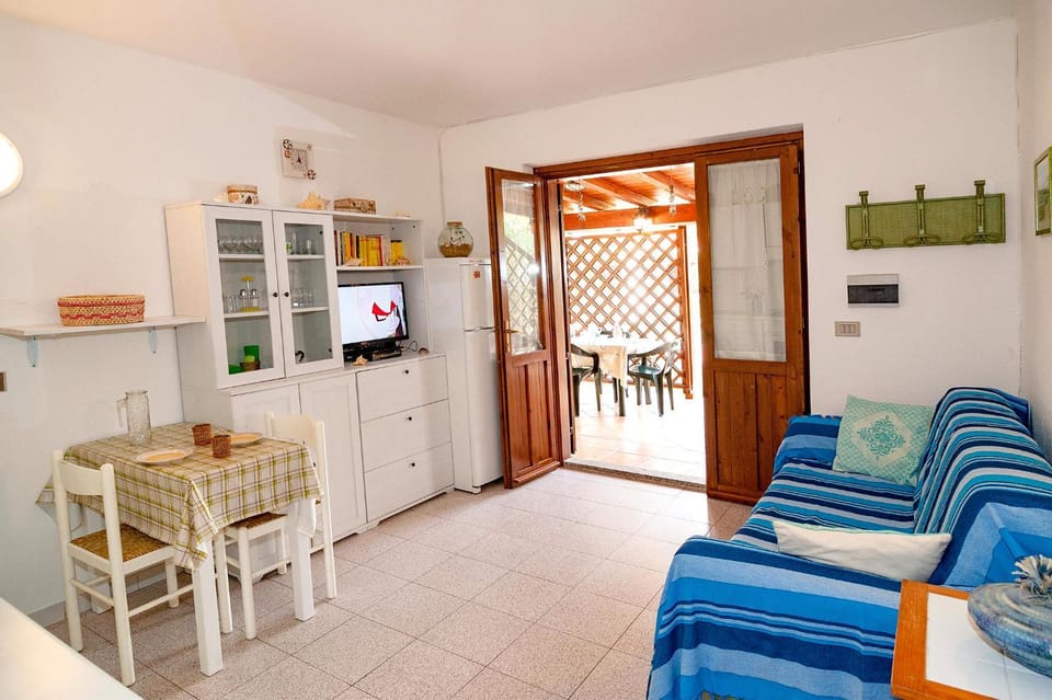 Living room, Seating area, Dining area, Garden view