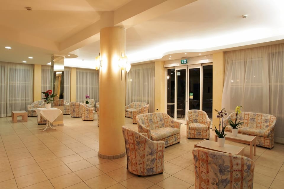 Communal lounge/ TV room, Lobby or reception, Garden view