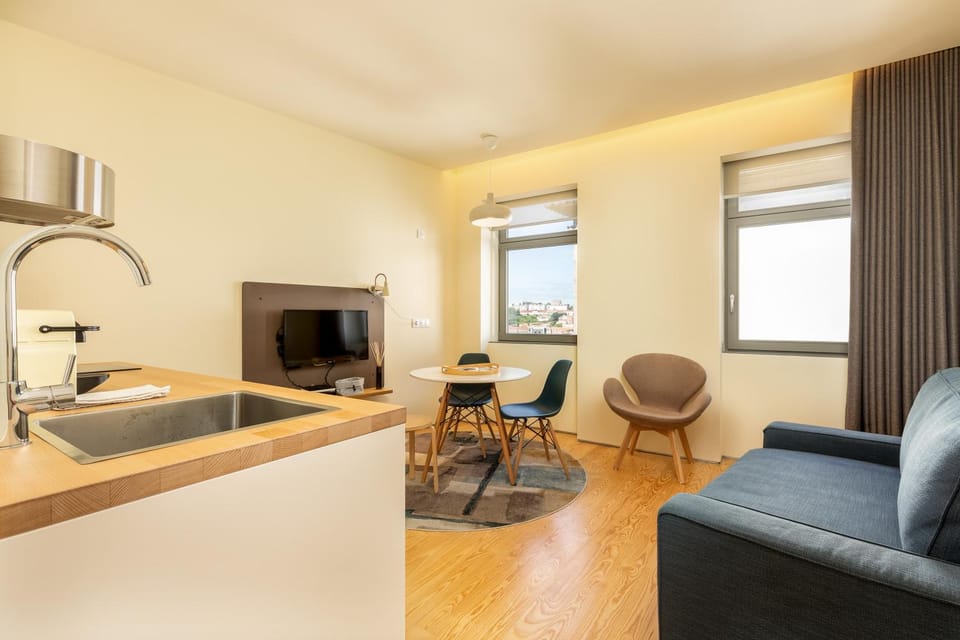 TV and multimedia, Kitchen or kitchenette, Living room, Seating area, Dining area