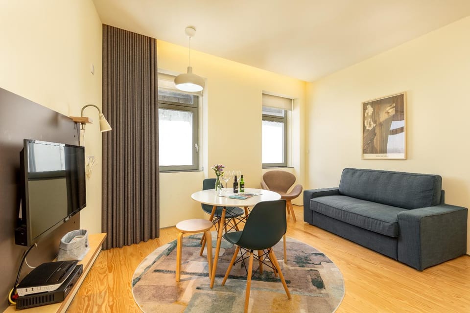 Communal lounge/ TV room, TV and multimedia, Living room, Seating area, Dining area