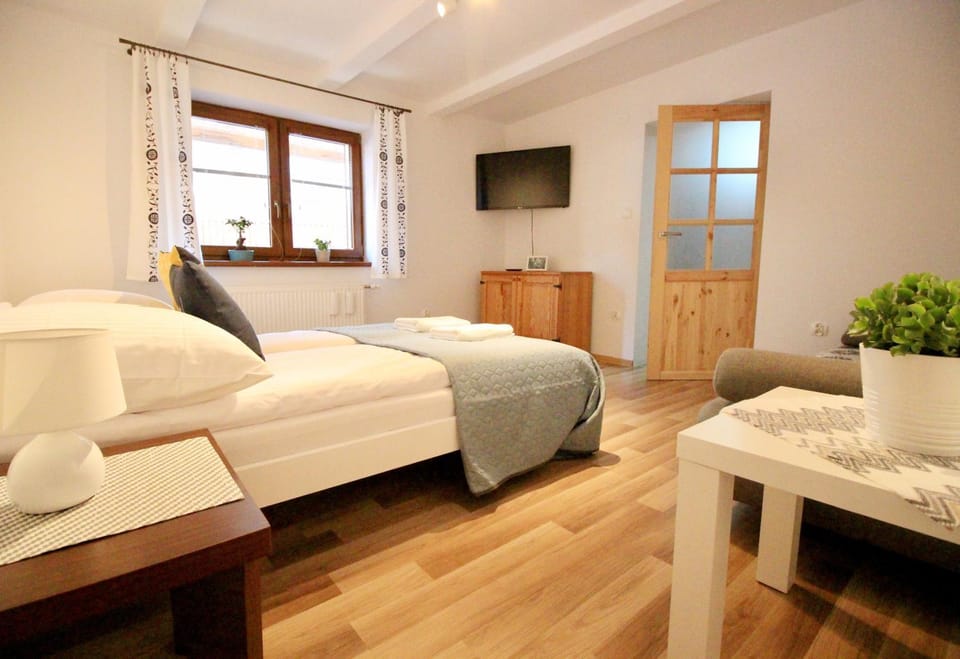 TV and multimedia, Seating area, Bedroom