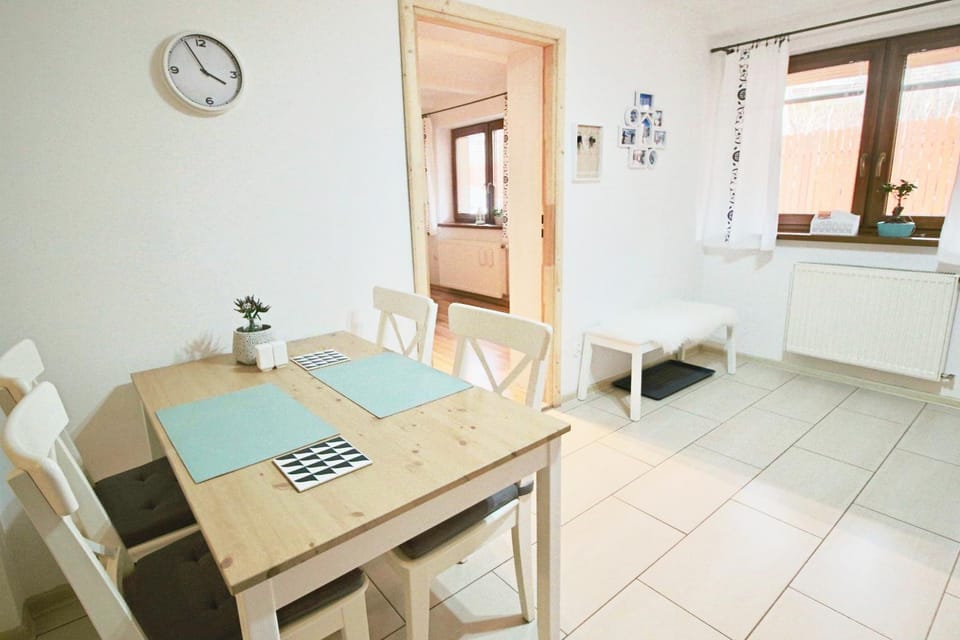 Coffee/tea facilities, Living room, Seating area, Dining area