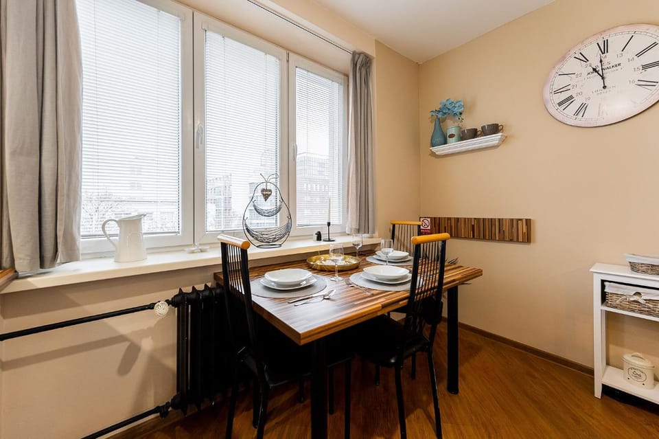 Kitchen or kitchenette, Food and drinks, Dining area, Food