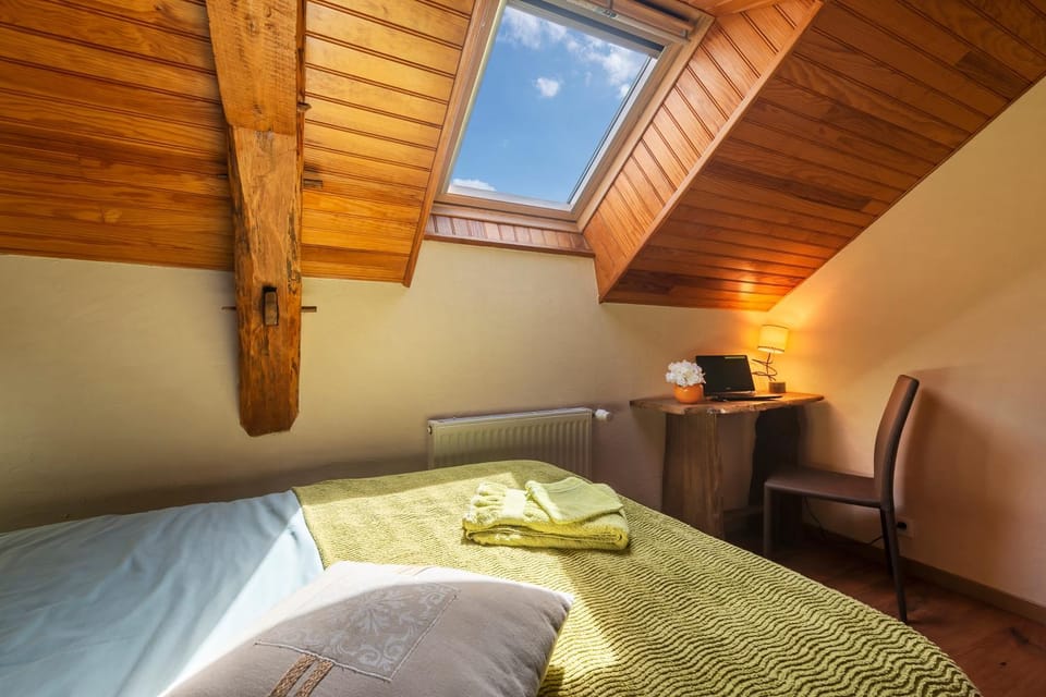 Property building, Bed, Photo of the whole room, Seating area, Bedroom