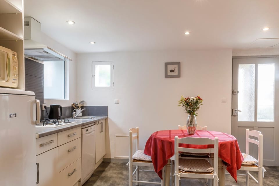 Coffee/tea facilities, Kitchen or kitchenette, Food and drinks, Dining area, Food, dishwasher, oven, stove, toaster, kitchen
