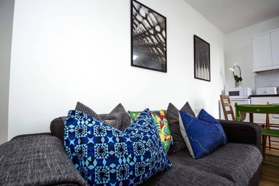 TV and multimedia, Coffee/tea facilities, Kitchen or kitchenette, Living room, Seating area, Dining area