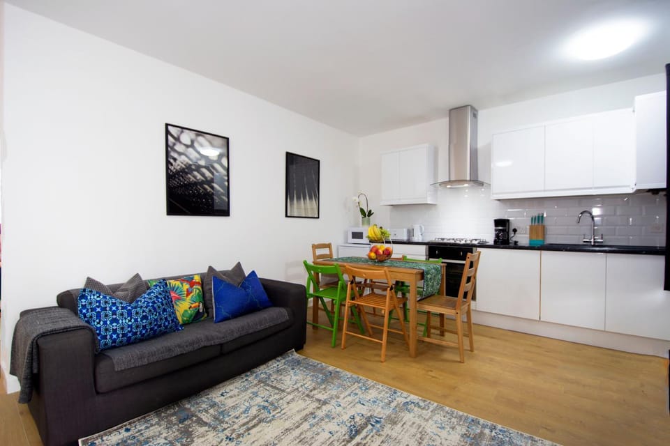 TV and multimedia, Coffee/tea facilities, Kitchen or kitchenette, Living room, Dining area