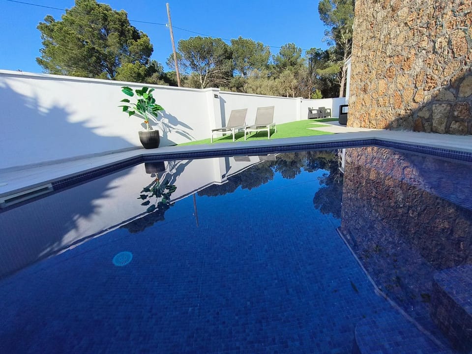 Casa con Piscina i jardin Privado Opcion alquiler barco House in L'Escala
