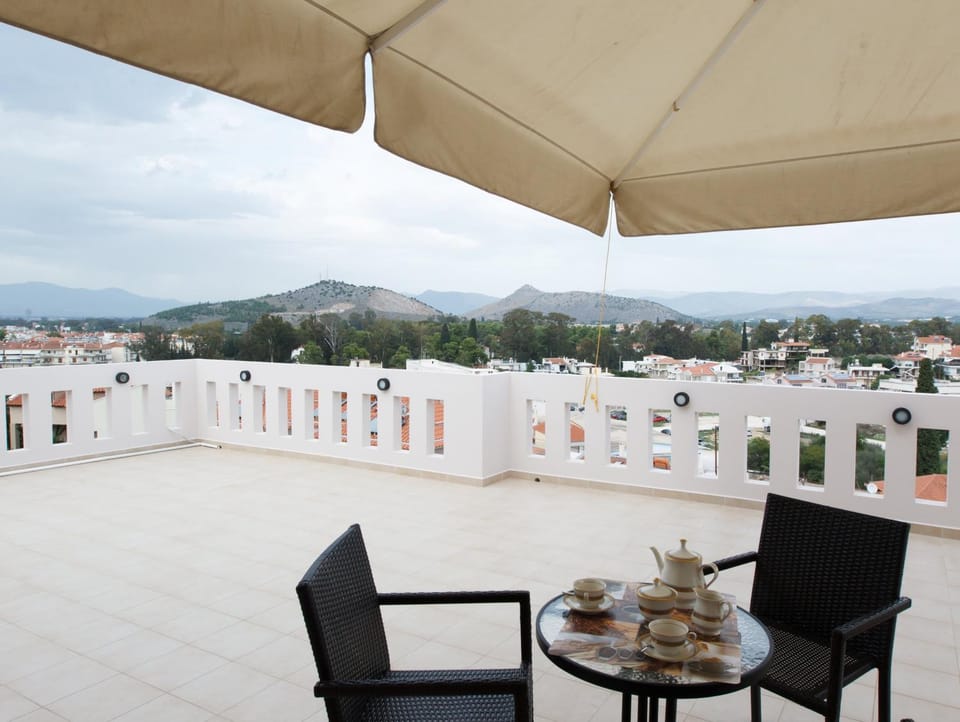 View (from property/room), Balcony/Terrace, City view, Sea view