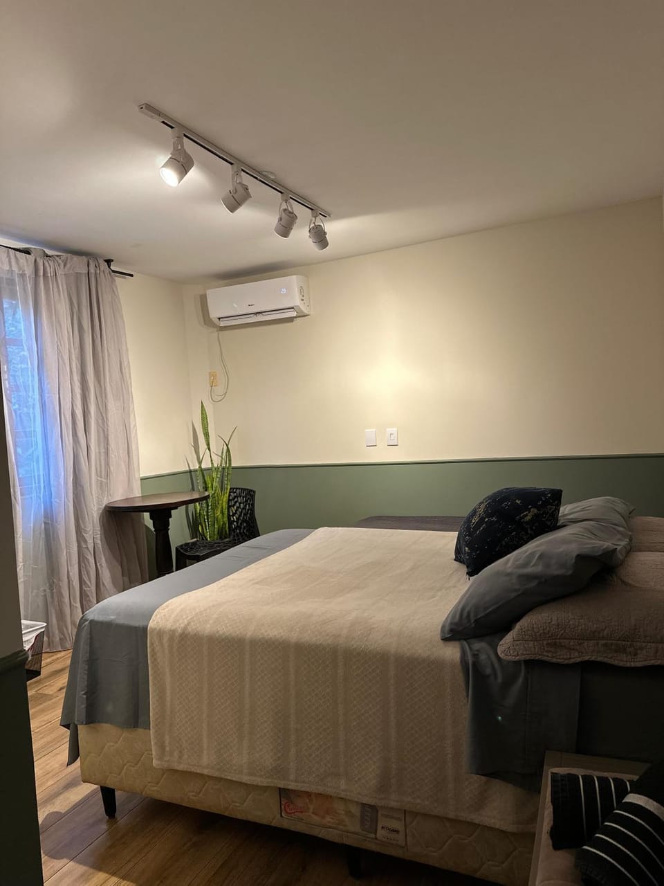 Bed, Photo of the whole room, Bedroom, air conditioner