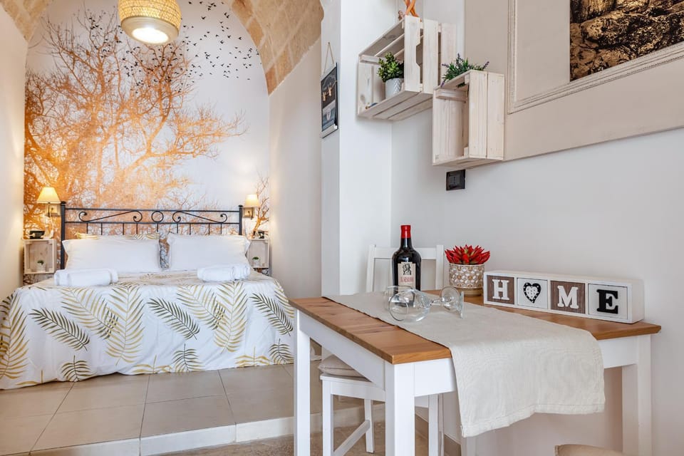 Bed, Living room, Photo of the whole room, Decorative detail, Dining area, Bedroom, kitchen, air conditioner