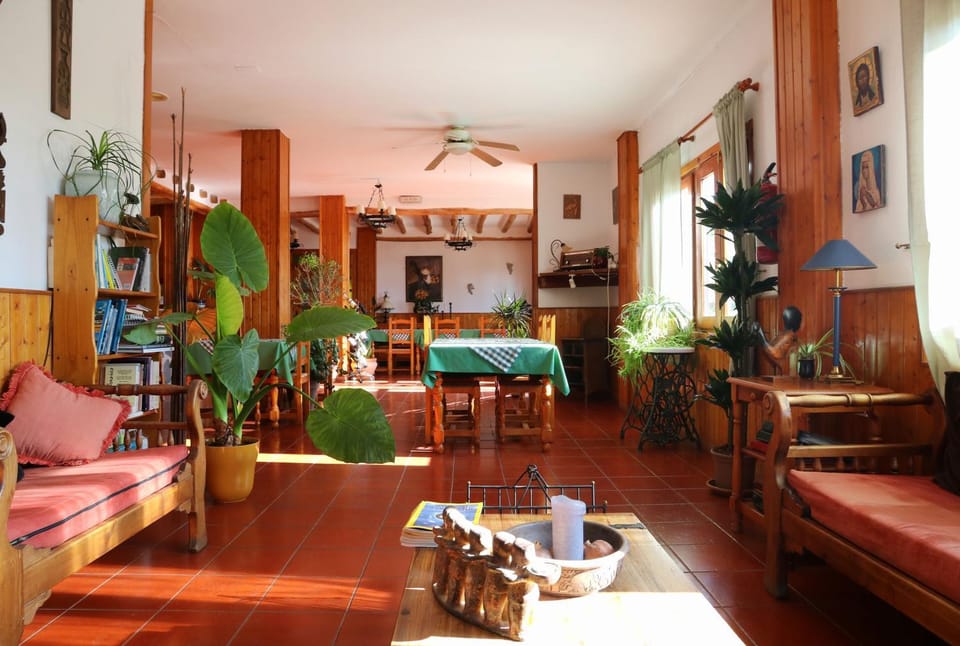 Restaurant/places to eat, Communal lounge/ TV room, Lobby or reception