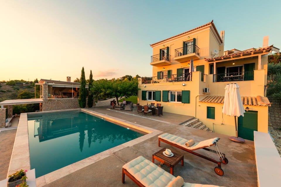 Property building, Patio, Natural landscape, Swimming pool, Swimming pool, Inner courtyard view, sunbed