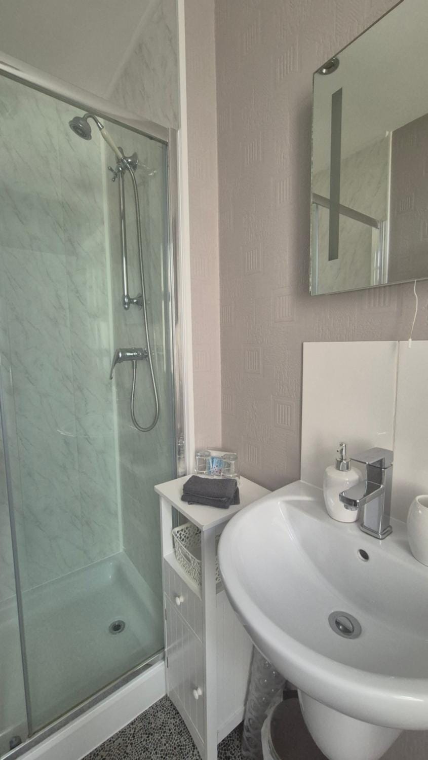 Shower, Bathroom, towels