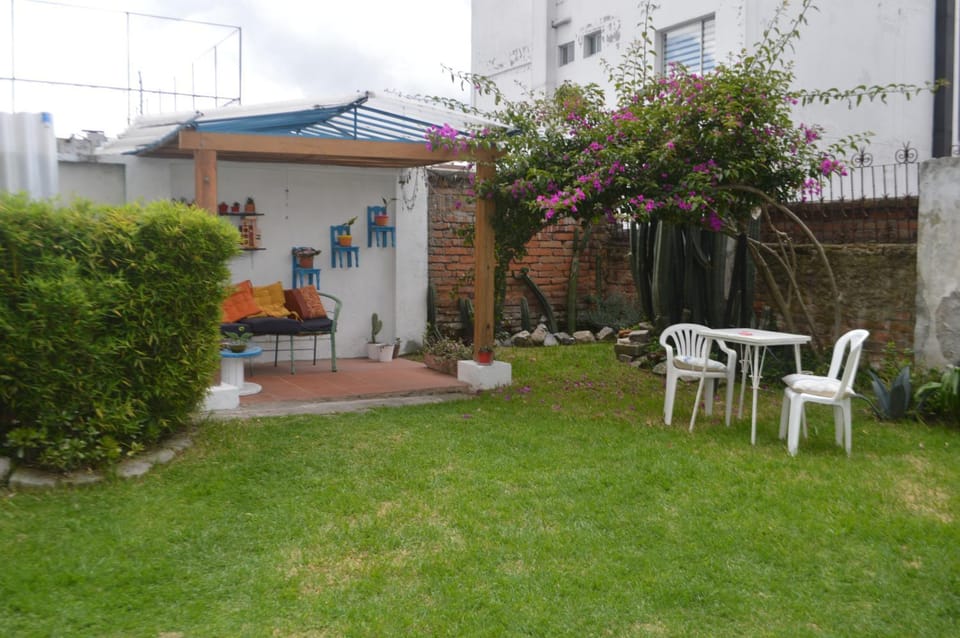 Apartamento independiente a 6 minutos de Mall el Jardín Apartment in Quito