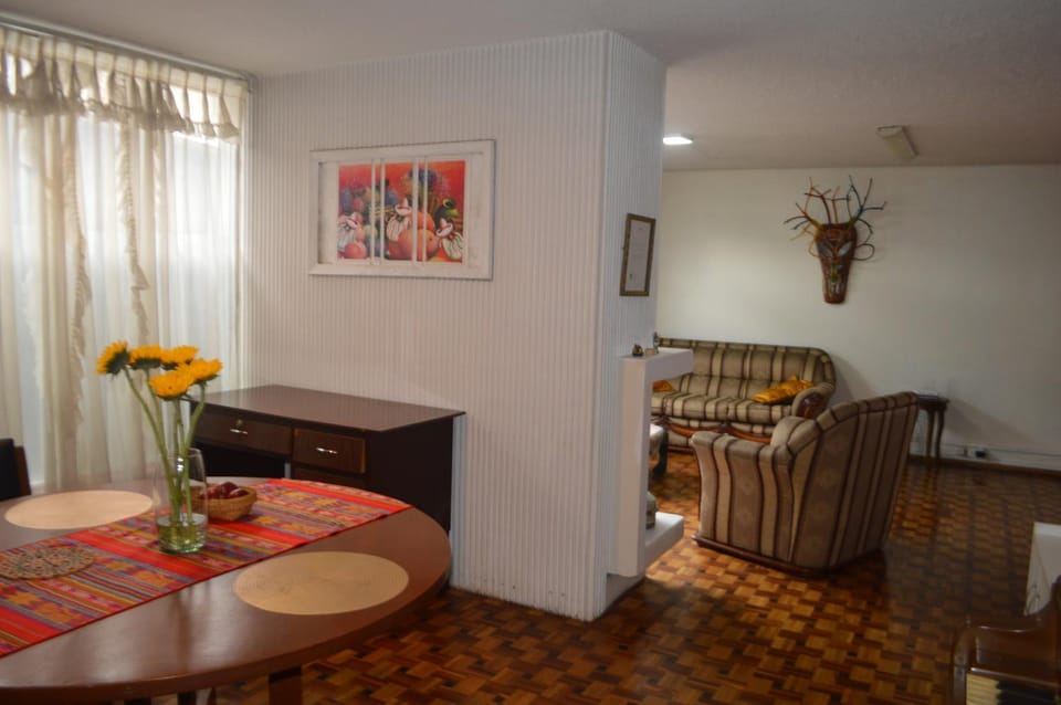 Apartamento independiente a 6 minutos de Mall el Jardín Apartment in Quito