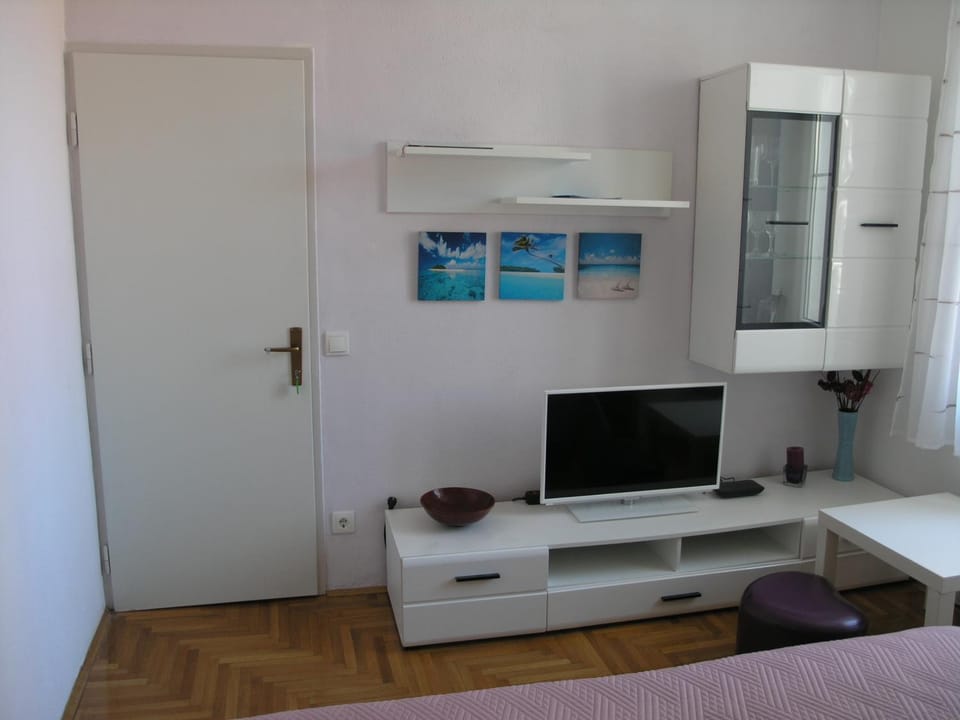 Communal lounge/ TV room, Bedroom