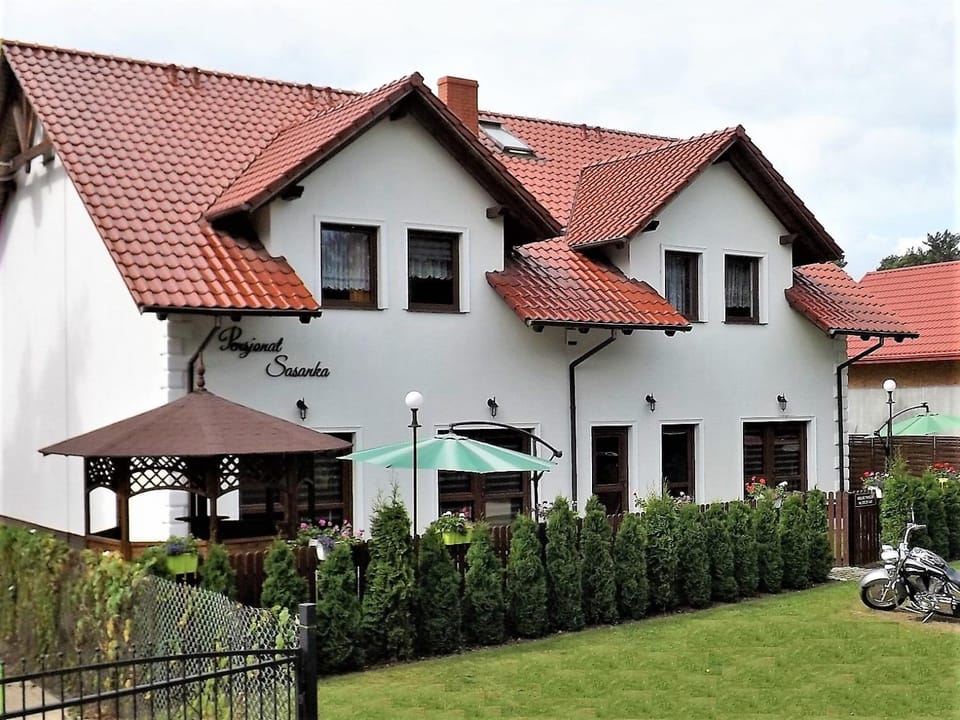 Property building, Day, Garden, Garden view, Parking