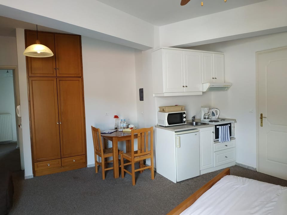 Coffee/tea facilities, Kitchen or kitchenette, Dining area