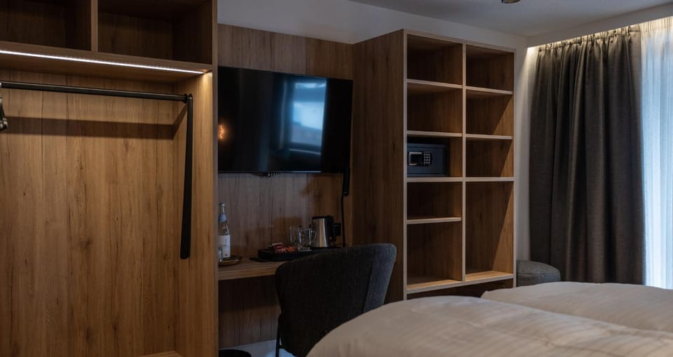 Bed, TV and multimedia, Bedroom