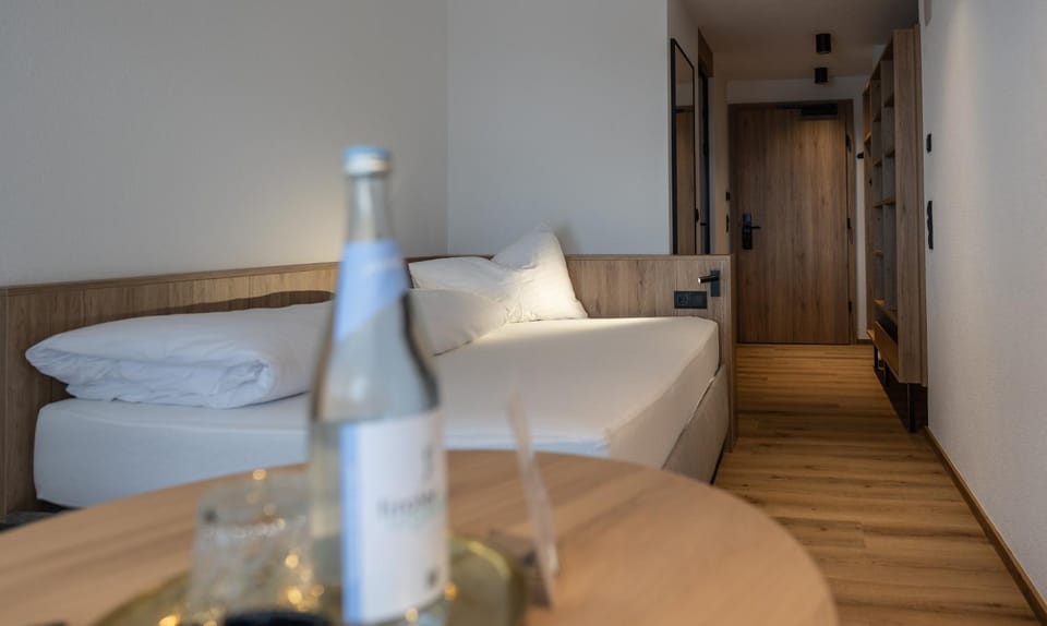 Bed, TV and multimedia, Bedroom
