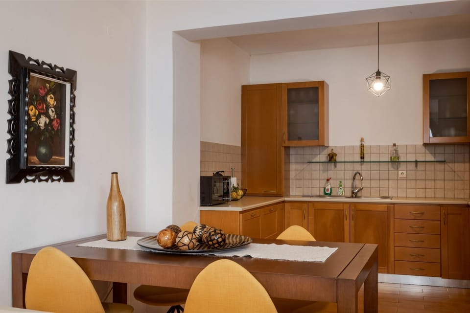 Kitchen or kitchenette, Food and drinks, Dining area, Food, minibar