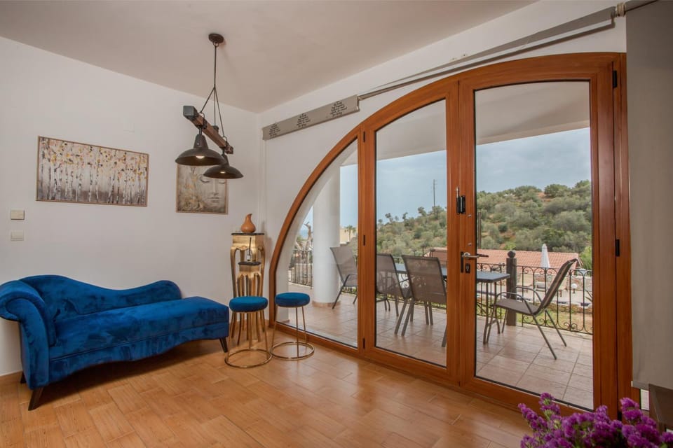 Natural landscape, View (from property/room), Balcony/Terrace, Living room, Seating area, Mountain view