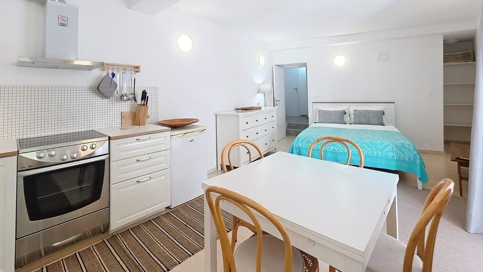 Bed, Kitchen or kitchenette