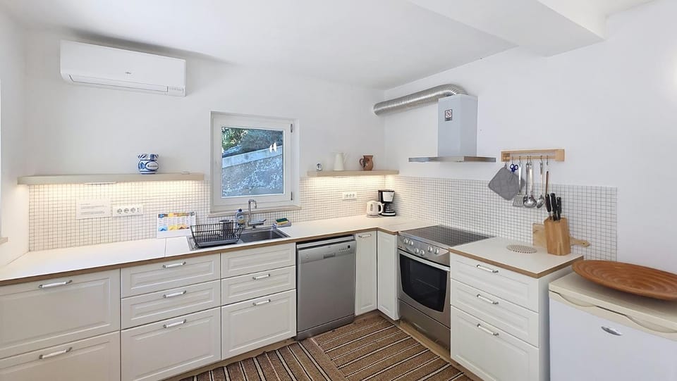 Kitchen or kitchenette, air conditioner
