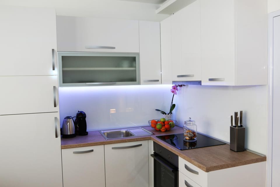 Property building, Kitchen or kitchenette, Food and drinks, Decorative detail