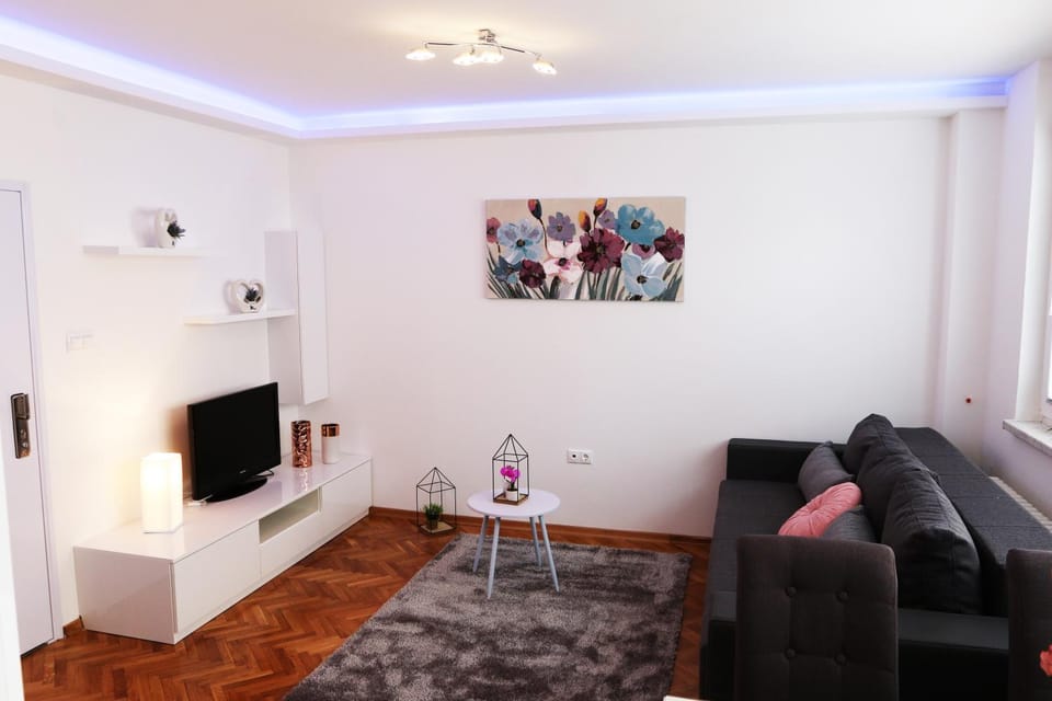 Property building, TV and multimedia, Living room, Dining area