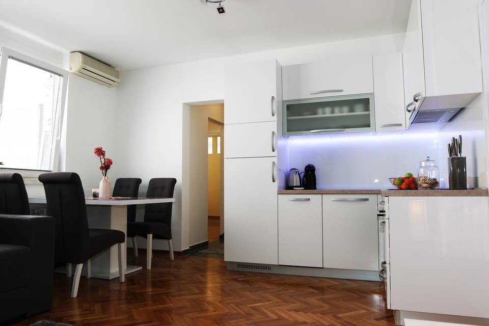 Property building, Coffee/tea facilities, Kitchen or kitchenette, Living room, Food and drinks, Seating area, Dining area