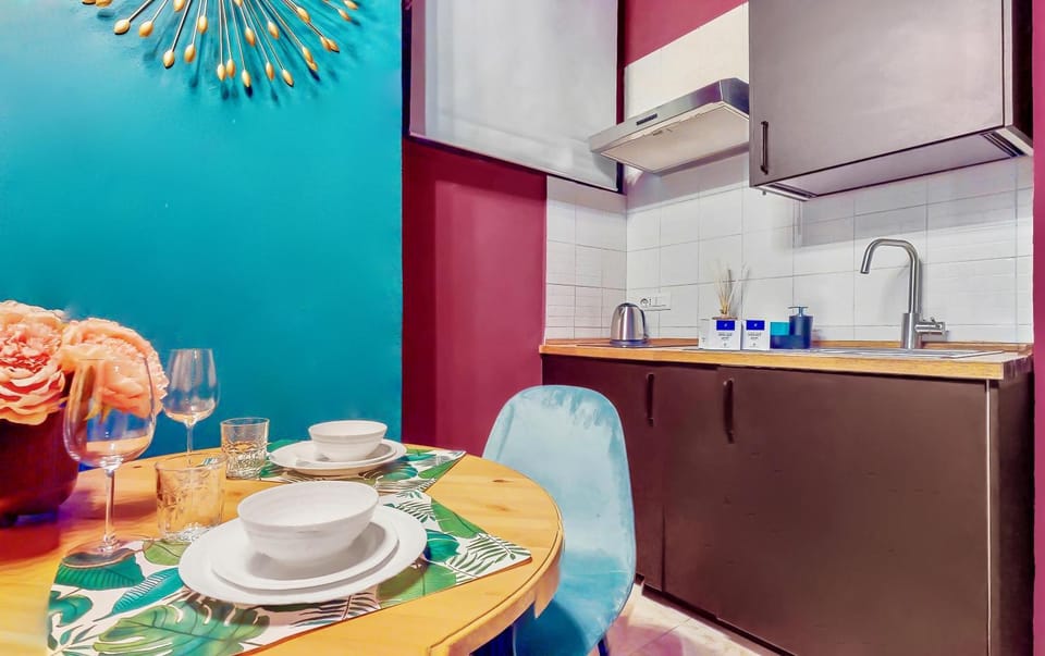 Kitchen or kitchenette, Dining area, minibar, stove