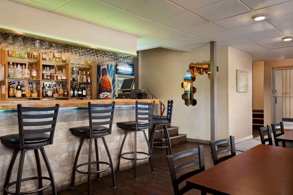 Restaurant/places to eat, Dining area, On site