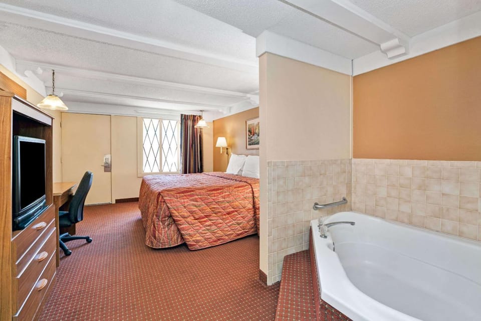 Bed, Photo of the whole room, On site, Bath