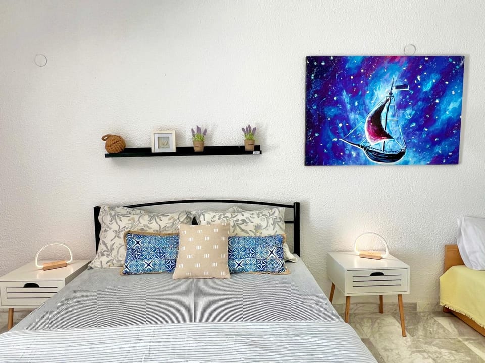 Bed, Living room, Photo of the whole room, Decorative detail, Bedroom