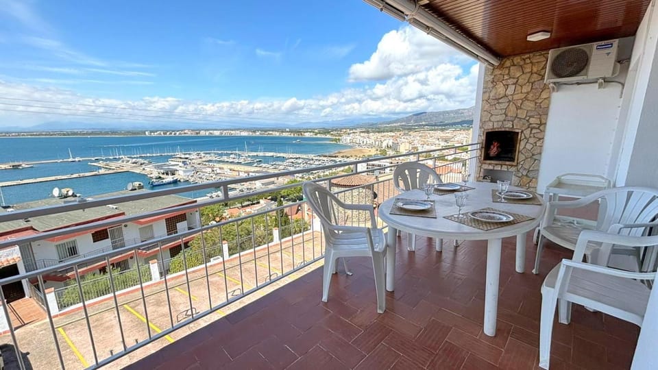 Retiro b4 Apartment in Roses