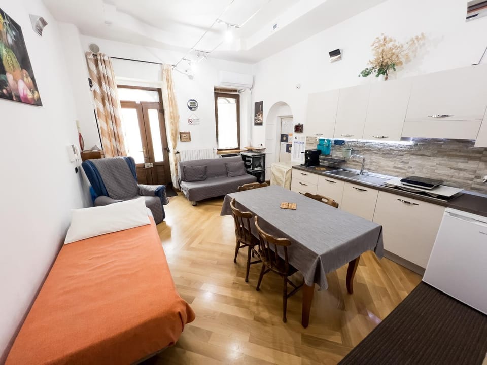 Bed, Kitchen or kitchenette, Dining area