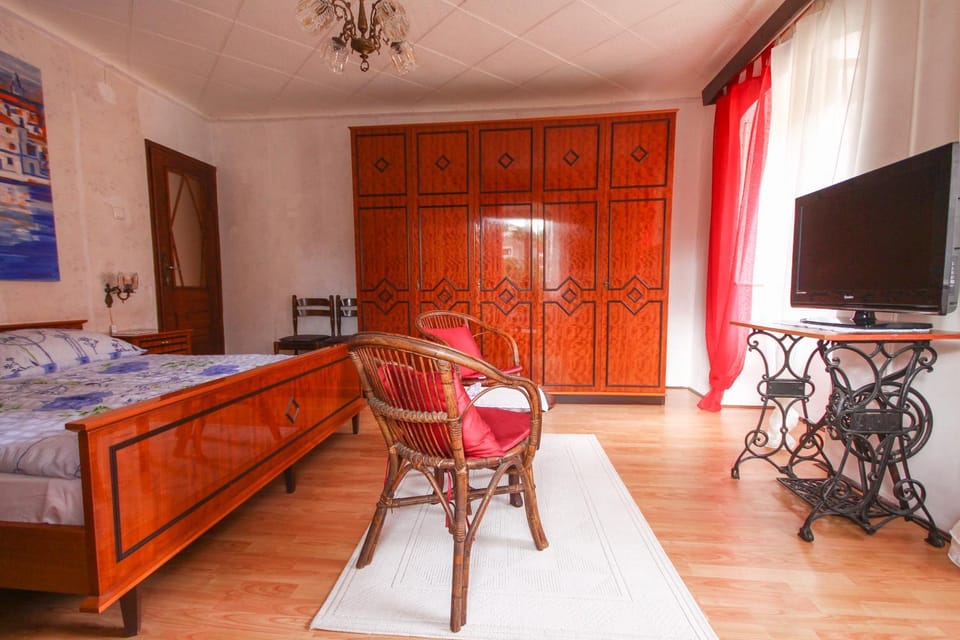 TV and multimedia, Living room, Seating area, Bedroom