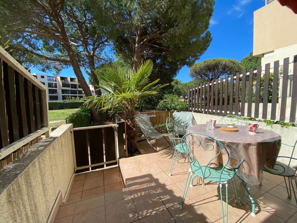 Patio, Spring, Day, Balcony/Terrace, Dining area