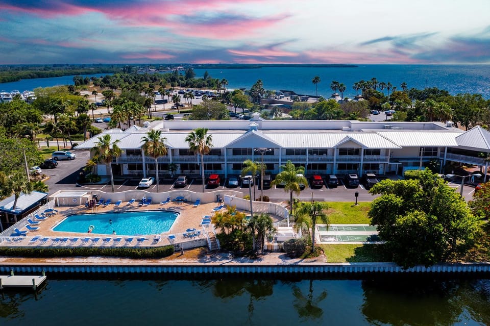 Property building, Pool view, Sea view, Swimming pool, Parking