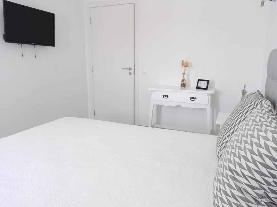 Bed, TV and multimedia, Bedroom