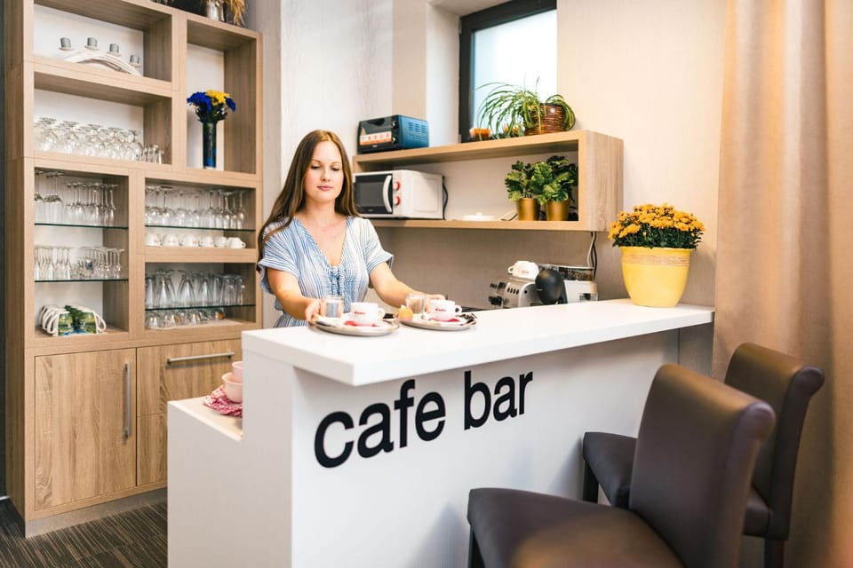 Lounge or bar, Food and drinks