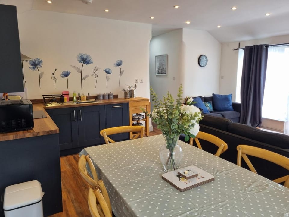 Living room, Dining area, kitchen