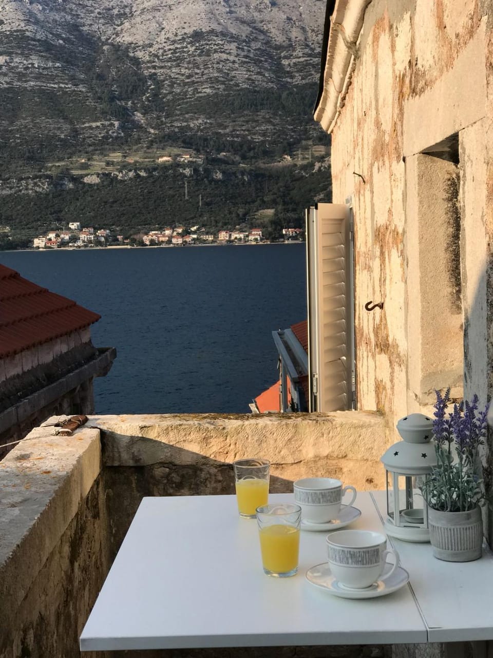 Sea view, Street view