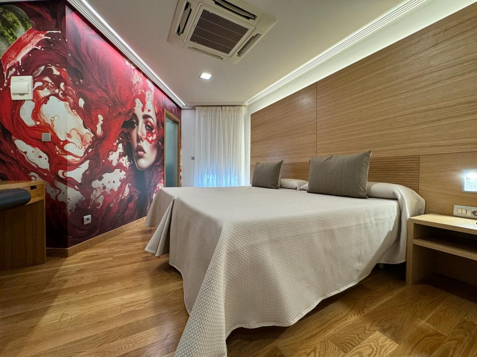 Photo of the whole room, Bedroom