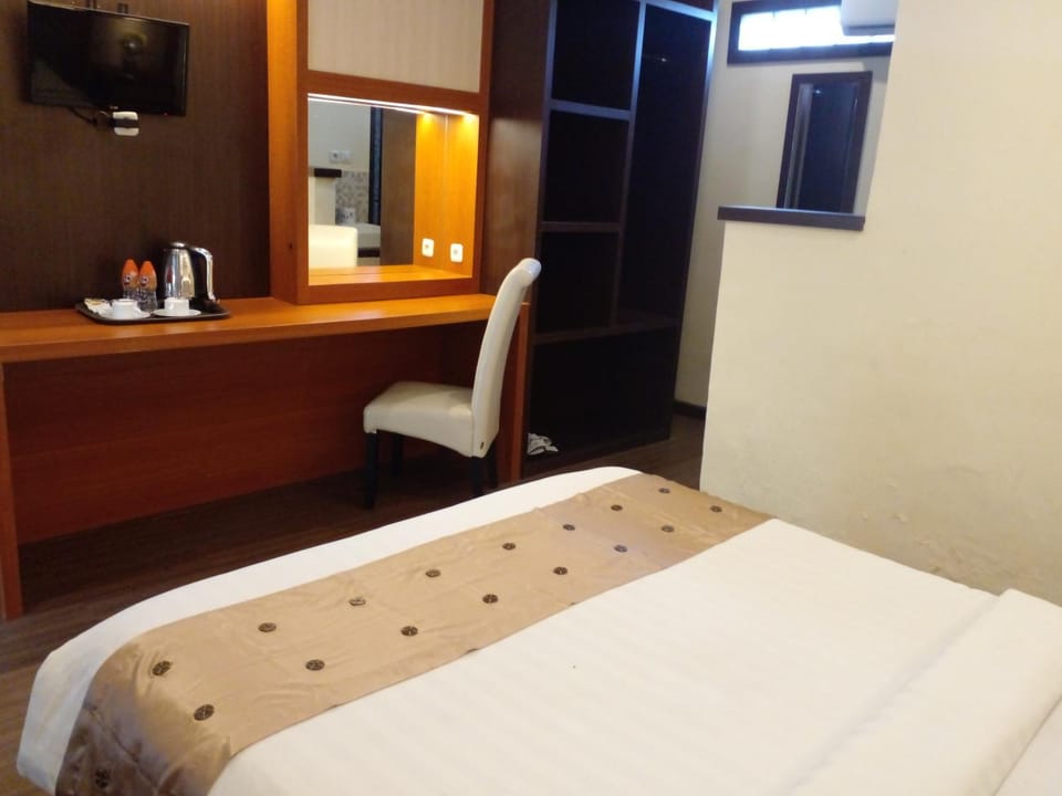 Bed, TV and multimedia, Bedroom, hair dresser