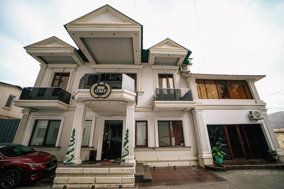 Property building, Day, Neighbourhood, Street view, Parking