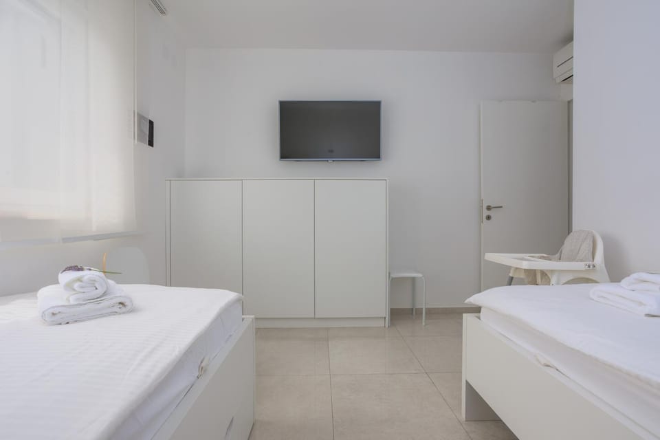Bed, TV and multimedia, Bedroom